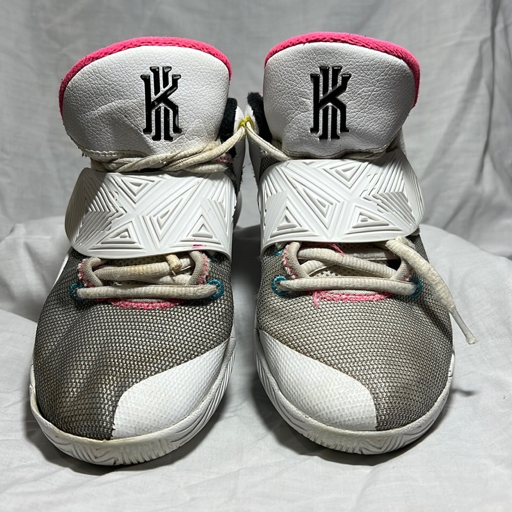 Nike Kyrie Flytrap III Big Kids Basketball Shoes size 5Y